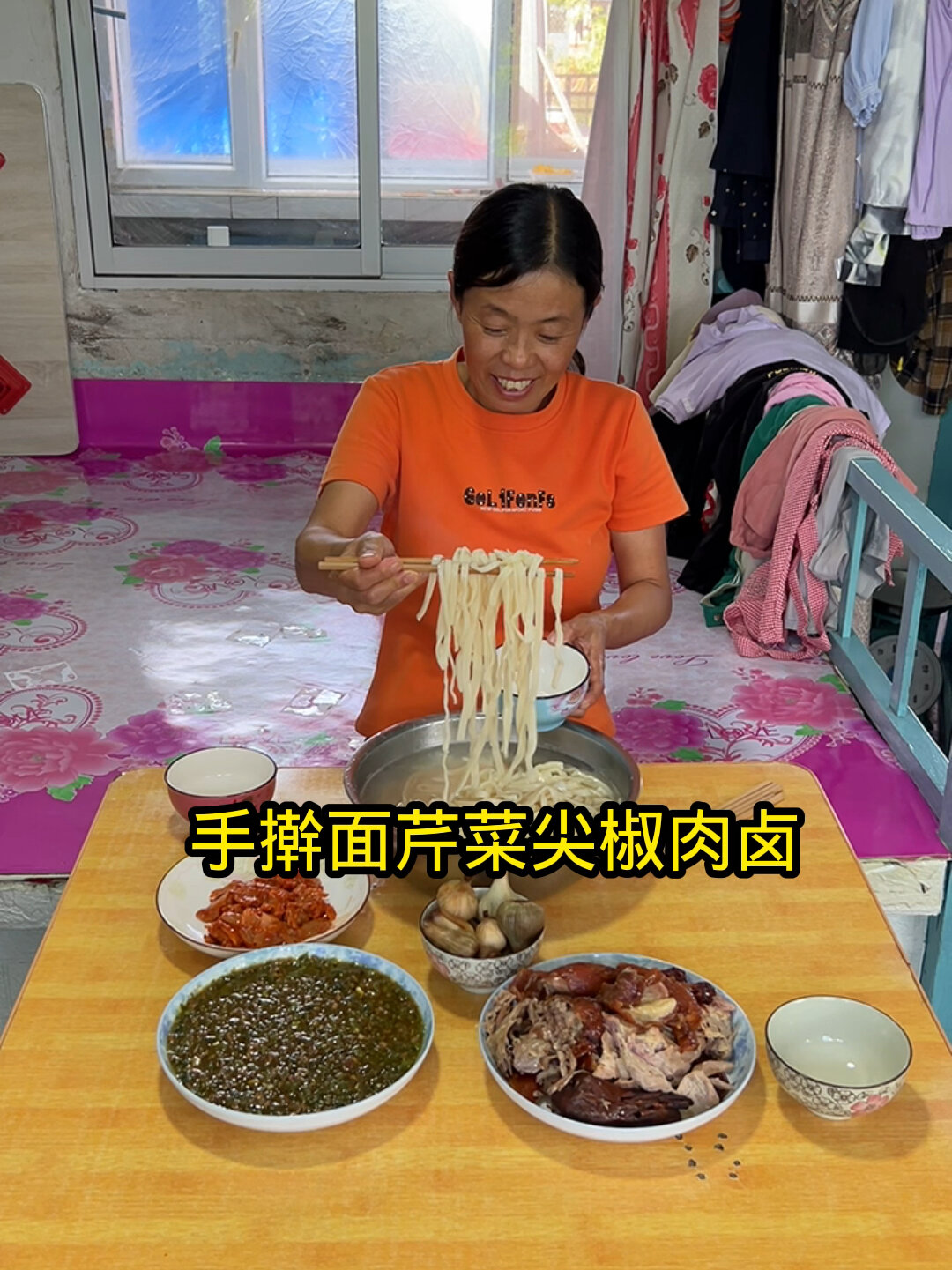 老妈今天做的手擀面打的芹菜尖椒肉卤子我吃一小盆