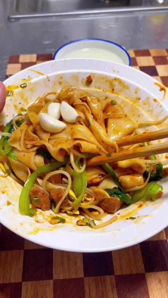 在外地的乡党,有没有想吃家乡的宝鸡扯面,简单又方便,还有大块肉臊子真的撩杂里