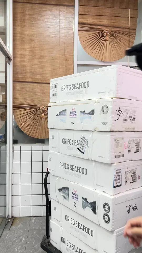 友商:不好好卖鱼整天就知道搞这种摆拍!表哥:只做高品质三文鱼,交个朋友!