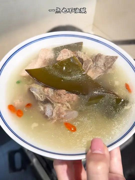 骨头汤一定要用海带头来煲汤特别鲜灵,海带头吃起来非常软糯又有嚼头口感特别好