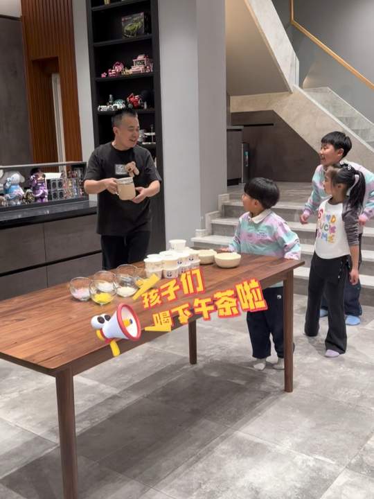 看看爸爸今天给孩子们准备了什么有趣的下午茶