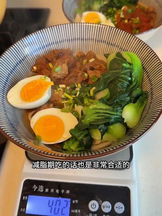 今天中午的减脂餐吃的是番茄牛肉面，100克鲜面条加上150克的牛肋条加上100克水煮青菜加