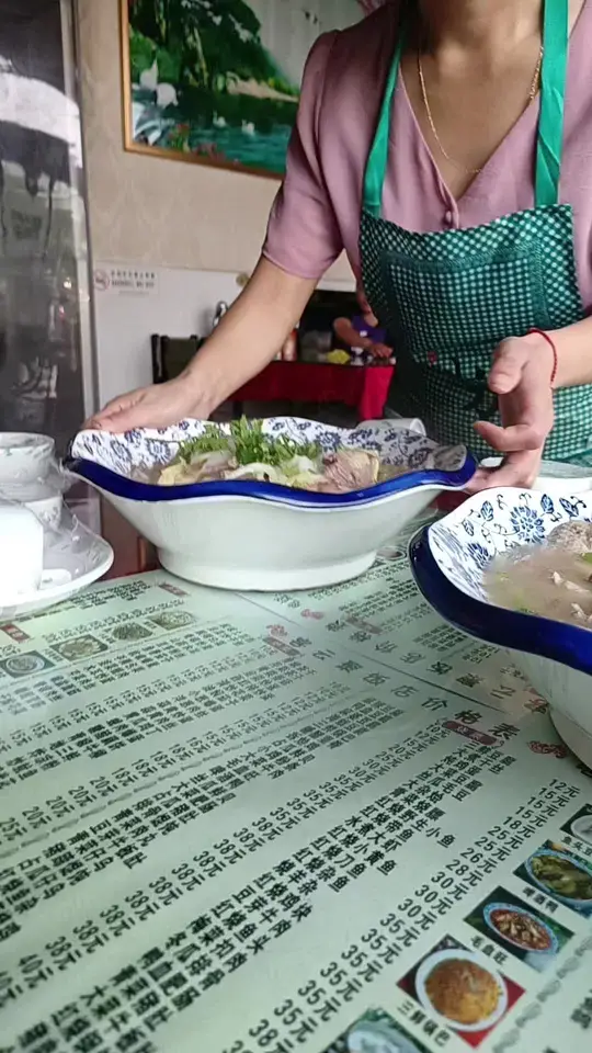 饭店菜品展示多款汤菜鲜香呈现