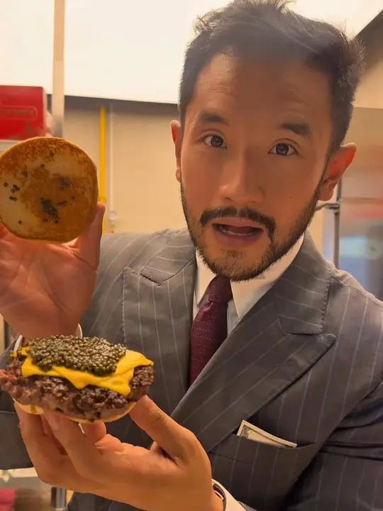 有钱的华人小伙做了一个最“贵”的汉堡，真是会吃 抖音美食推荐官老外真会玩吃货米其林餐厅有钱