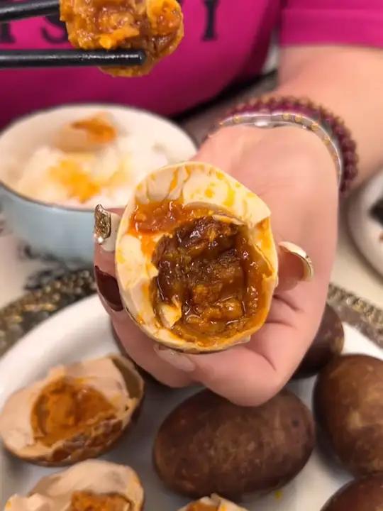 先卤再烤的鸭蛋贼拉香,个个起沙冒油 烤鸭蛋 谁懂这一口的好吃程度