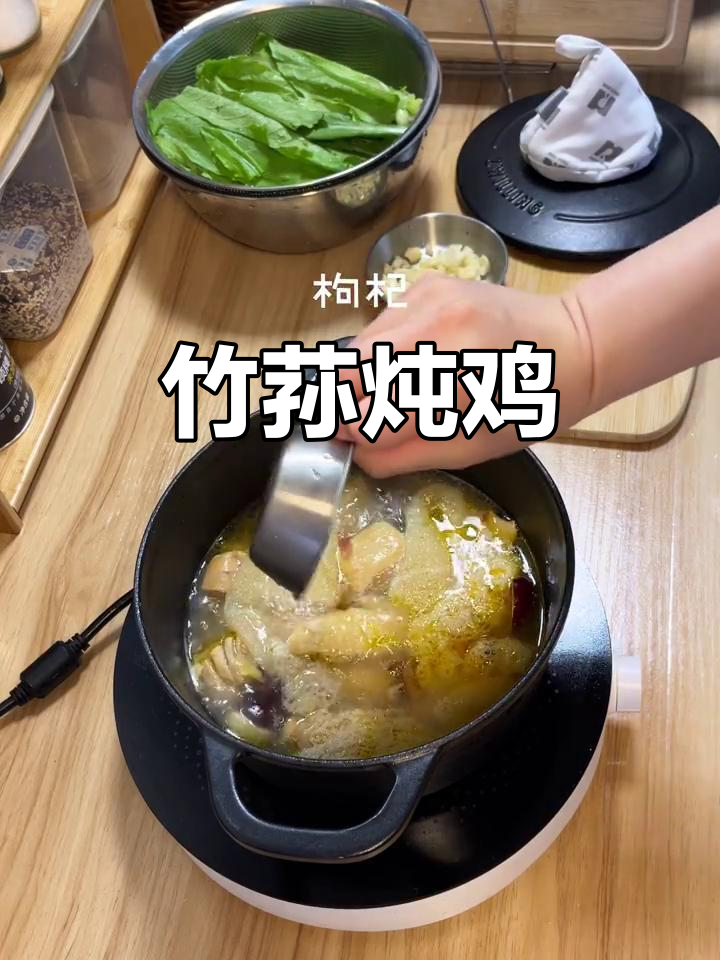 竹荪炖鸡配清炒油麦菜，减肥食谱轻松做