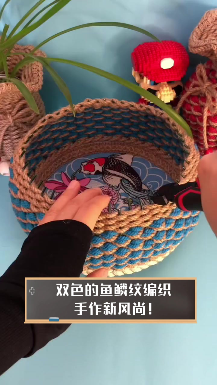双色的鱼鳞纹编织,手作新风尚!