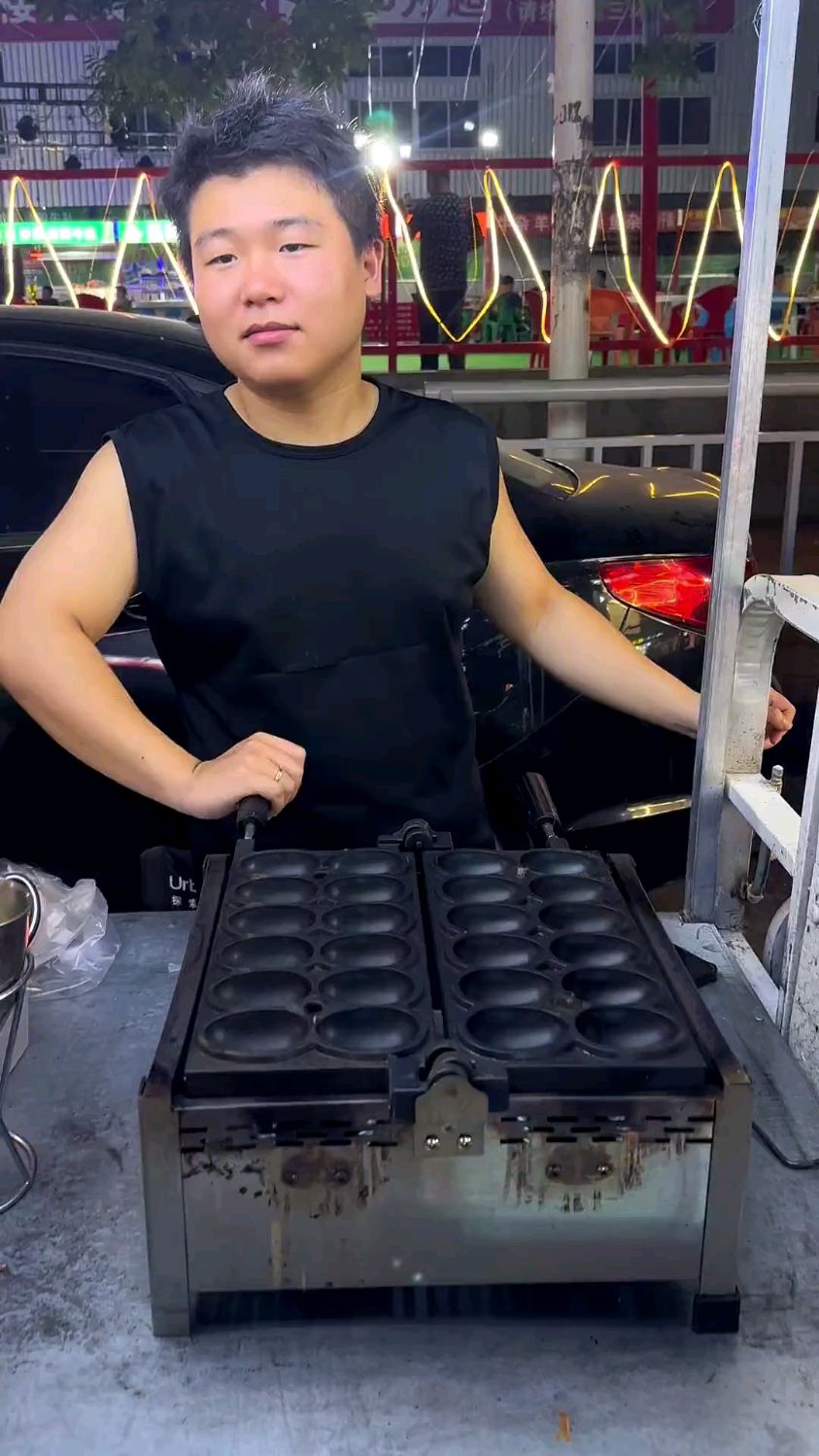 街头偶遇微笑鸡蛋仔,有被可爱到,香甜香甜的一口一个……