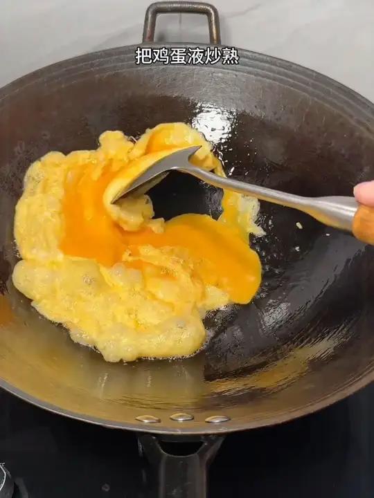 终于找到这种无涂层炒锅了，导热快，油烟少，炒出来的菜真的很好吃铁锅炒菜ff