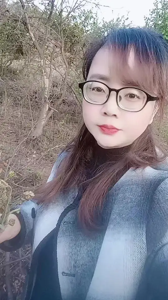 真的超爱农村生活,采摘蕨菜享受大自然的馈赠