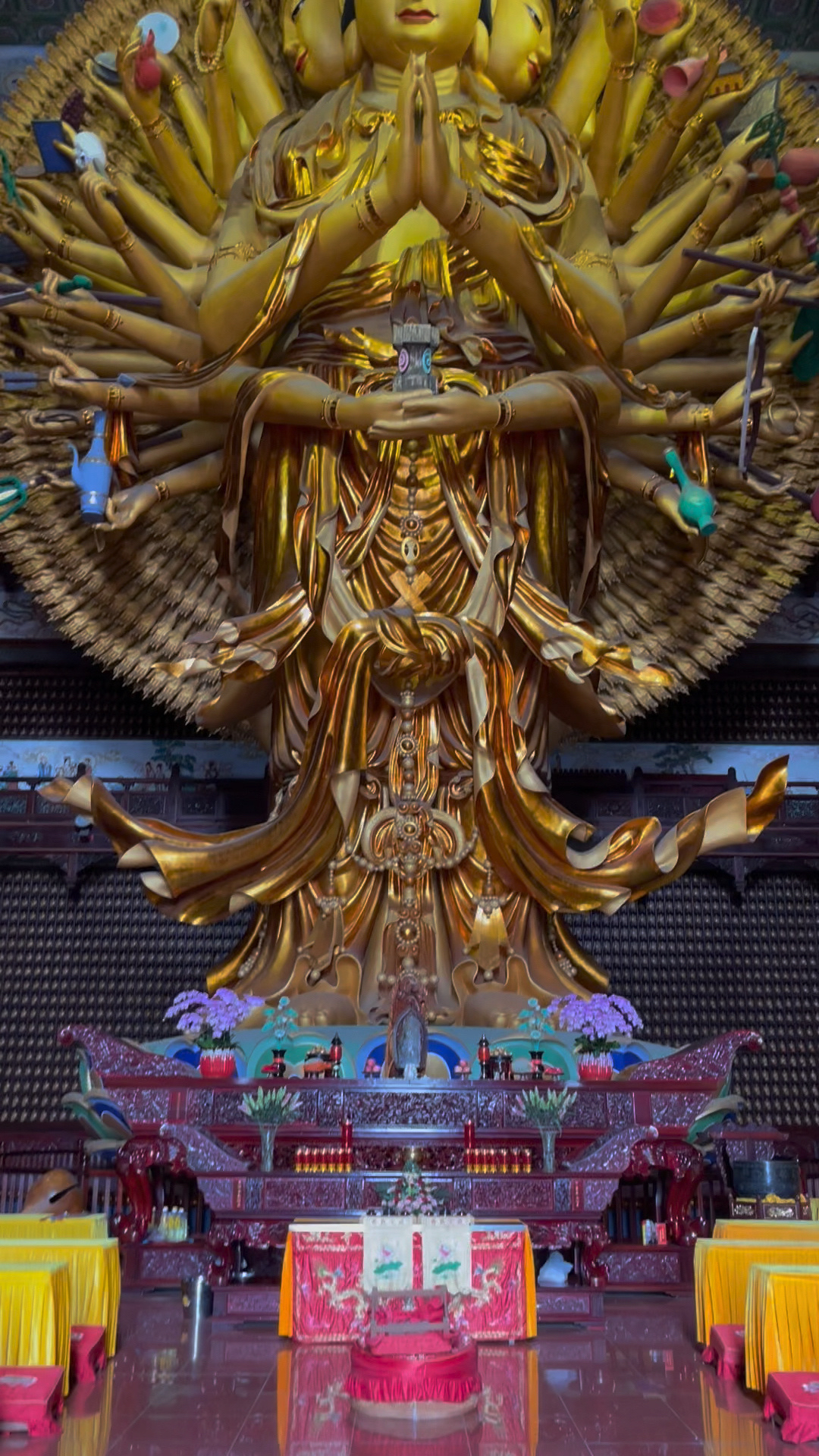 亚洲最大的室内千手观音佛像,高34米!