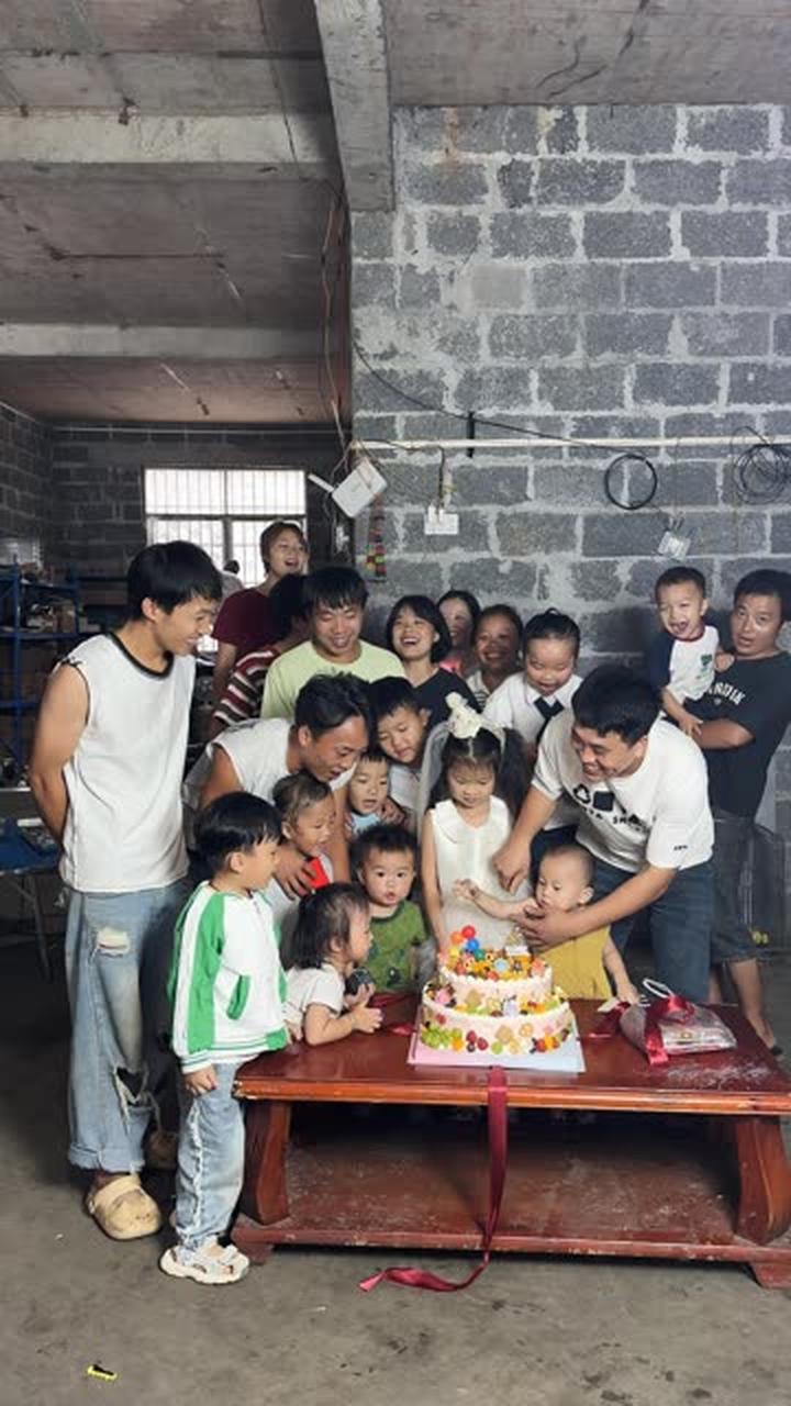 女儿8岁生日，给她订了一个蛋糕祝她生日快乐