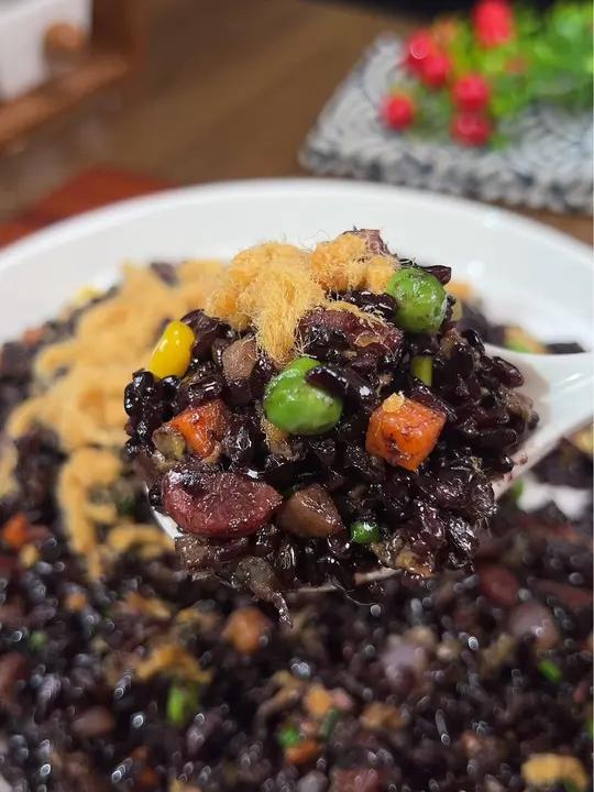 什锦黑米饭 世界上分两种米饭,一种是白色的米饭还有一种叫黑色的米饭,这样炒的饭我相信没有人