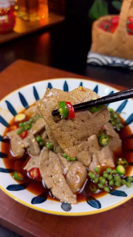 捞汁椒麻猪肝 猪肝想要嫩记住以下几个技巧,在家你也能轻松复刻温州各大酒店的招牌冷菜