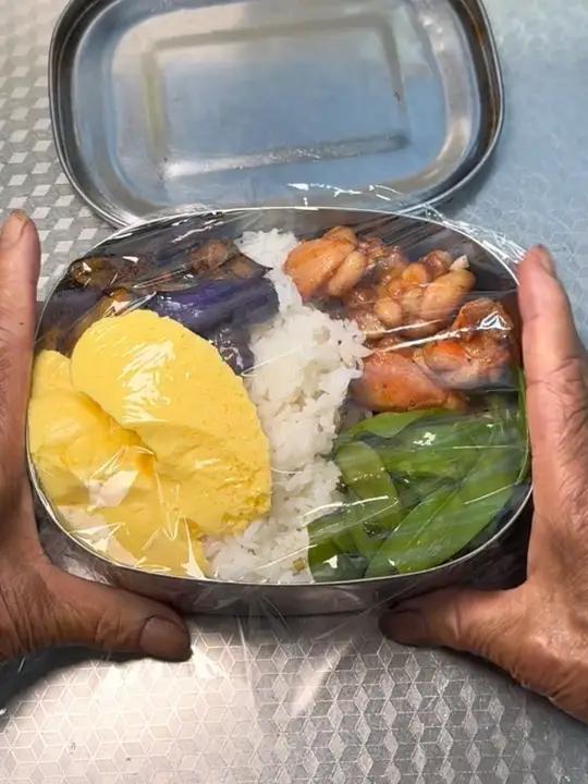 今天吃奥尔良鸡腿肉 蛋羹 肉沫茄子 荷兰豆 肉沫茄子的口感是软糯的 非常好吃!奥尔良鸡腿肉