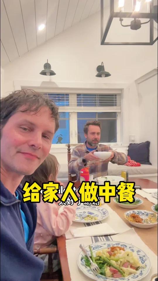 马大哈就是因为中国美食留在中国18年,这次回美国还特意给弟弟他们做了一次花菜炒腊肉,没想到