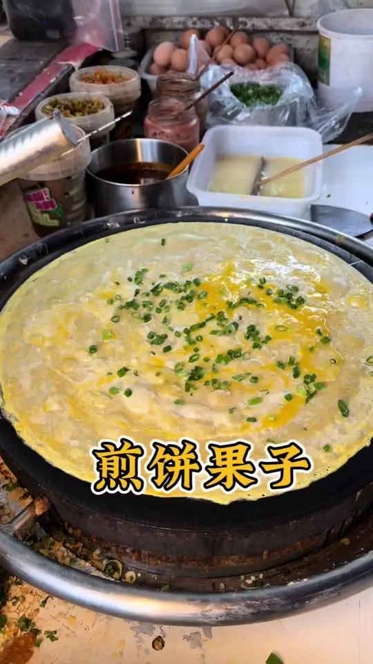 河北沧州和天津的“煎饼果子”你更喜欢吃哪一种,今天吃沧州马路边的!