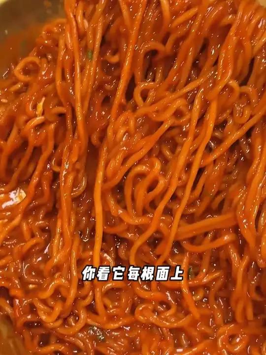 要说火鸡面好吃还得是白象,劲道的面条裹满了黏黏糊糊的酱汁真的太过瘾了