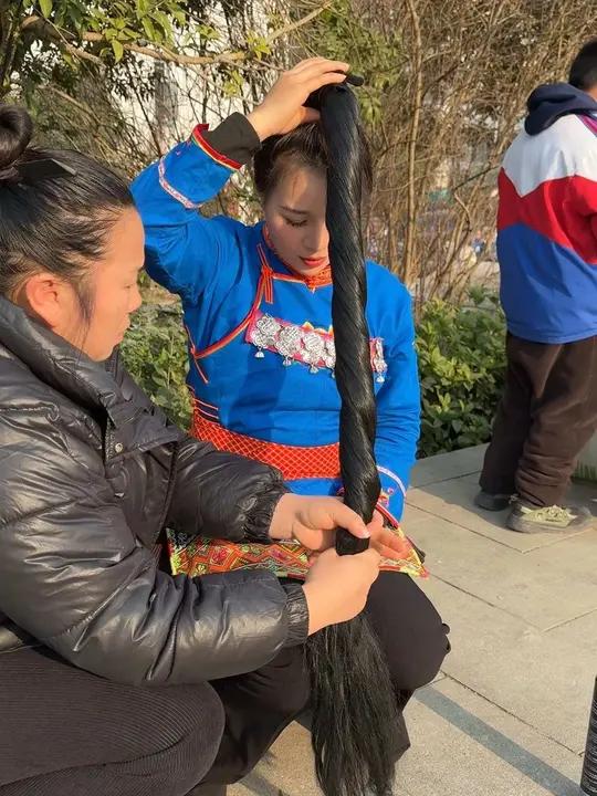 苗家姑娘的梳妆:这就是我们苗族最古老的传统头饰,本地方言叫(传统苗湫湫)这是我们苗族人民从