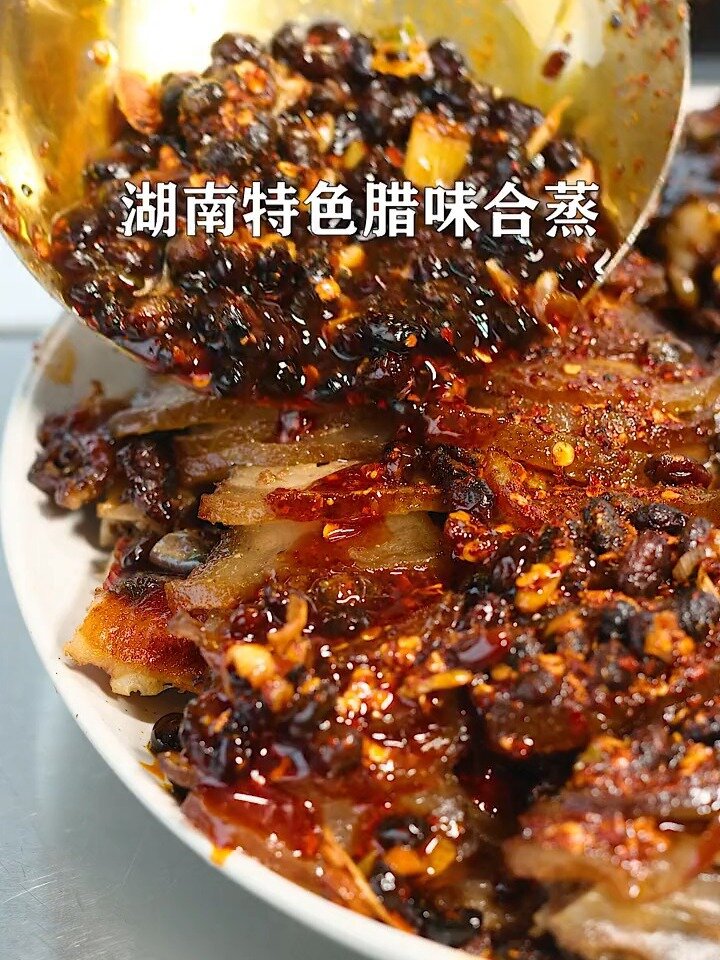 熏好的腊肉腊鱼做成腊味合蒸,湖南过年硬菜