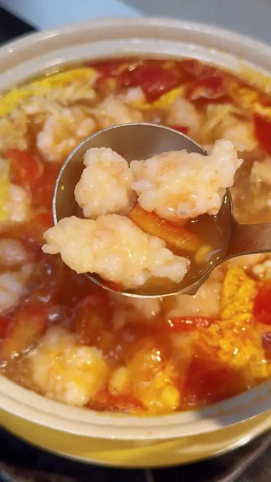 全家人都爱吃的 海底捞虾滑口感鲜甜爽弹,虾肉含量高达95%以上,几乎每一口都是纯虾肉!看得