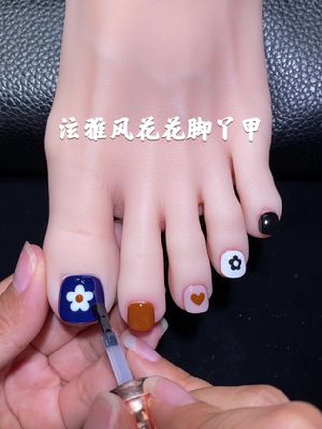 美甲教程:泫雅风花花脚丫甲