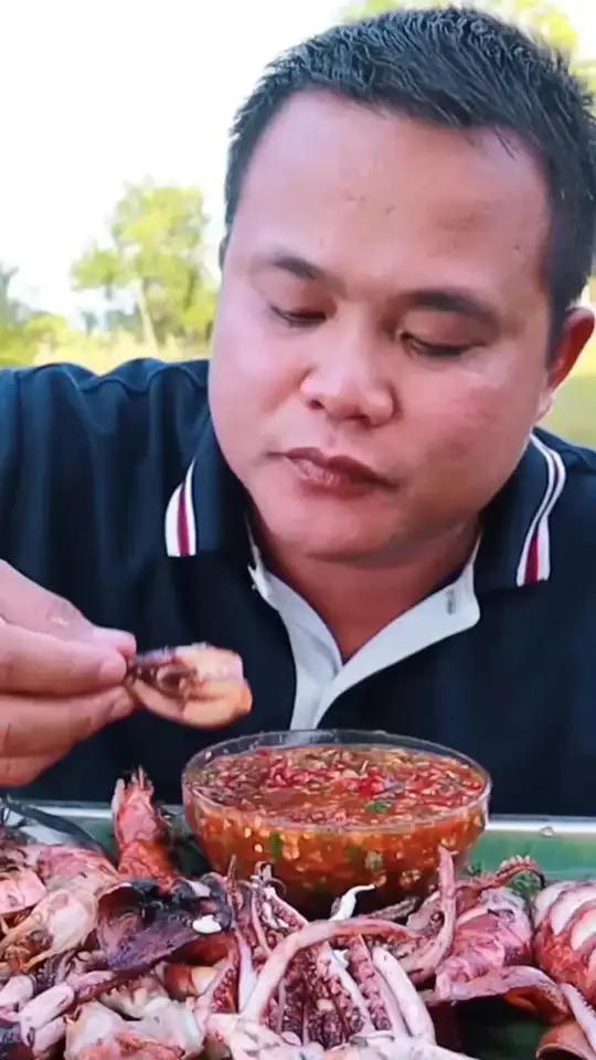 剁椒料汁炭烤鱿鱼须烤大虾 泰国主播吃美食视频泰国有哪些神奇美食泰国生活泰国大叔内容启发搜索