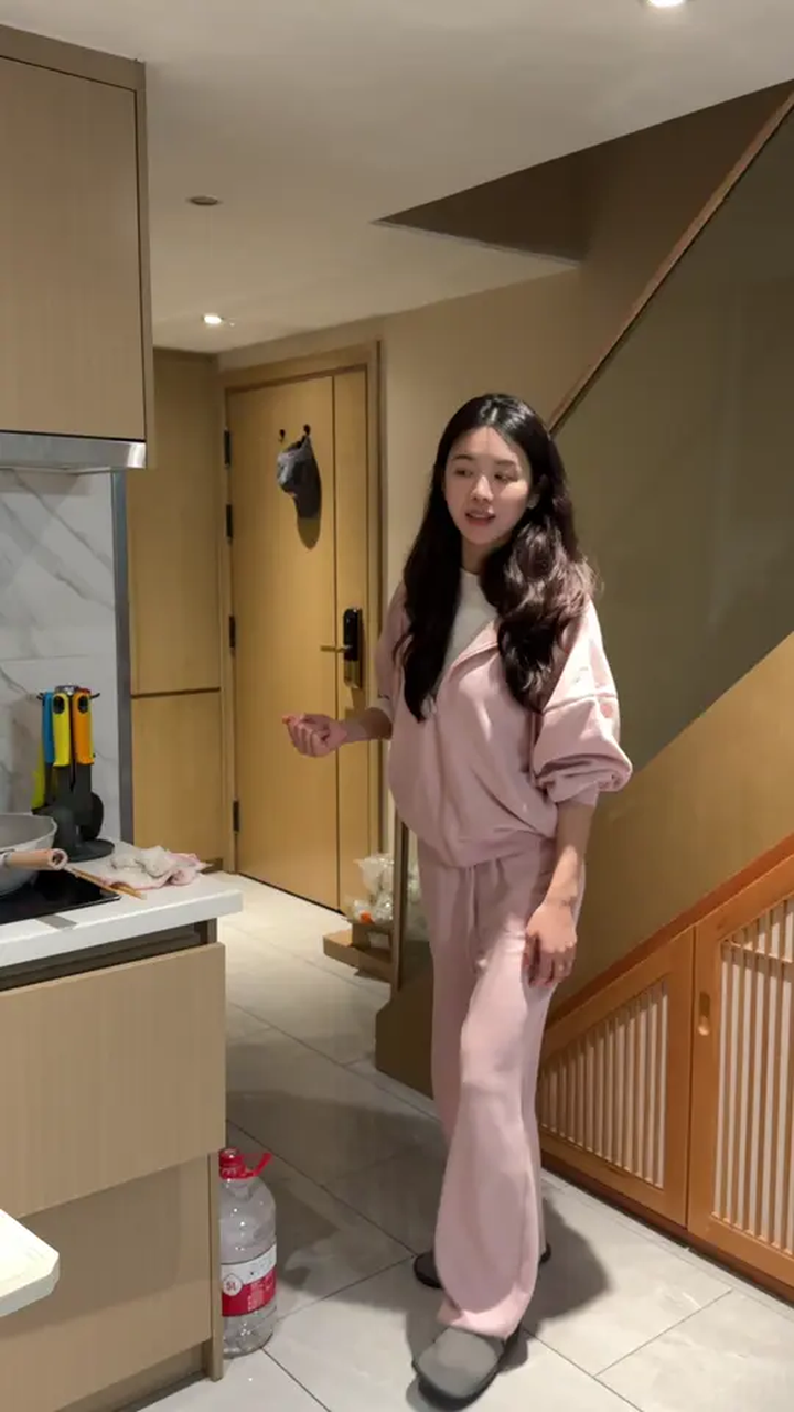 已经几天不发朋友圈了,不难看出我是一个沉默寡言的女孩子吧