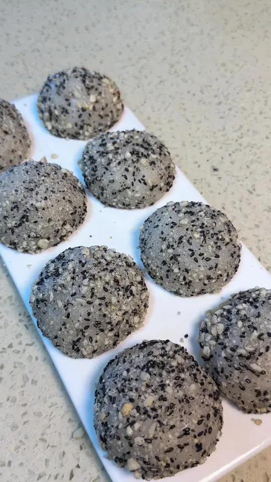 我是万万没想到把糯米团丢锅里煮一煮!就能做出儿时超爱吃的芝麻花生糯米糍,简单又好吃 谁不爱