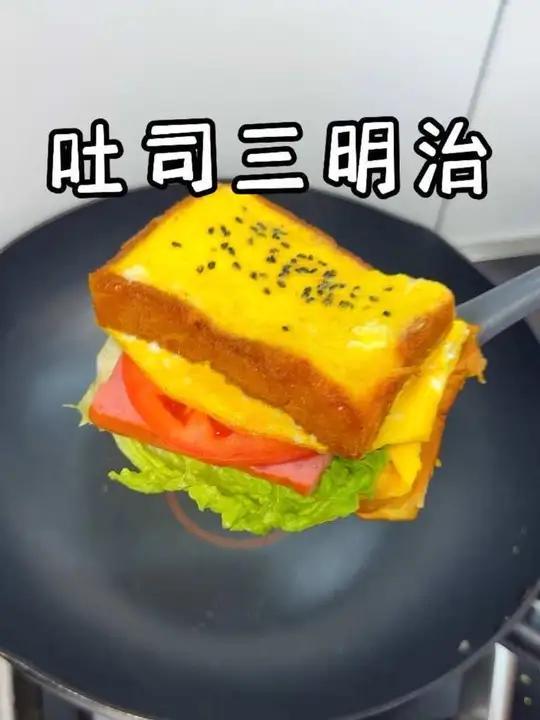 家里有小朋友，就像我这样做这个早餐三明治，做法简单省事又有营养，几分钟就能做好 小朋友很喜