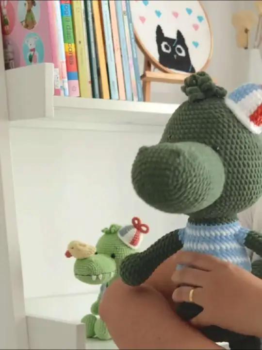 用小小的钩针钩小小的玩偶，用大大的钩针钩大大的，大鳄鱼可以用冰条线3.75mm钩针，成品4