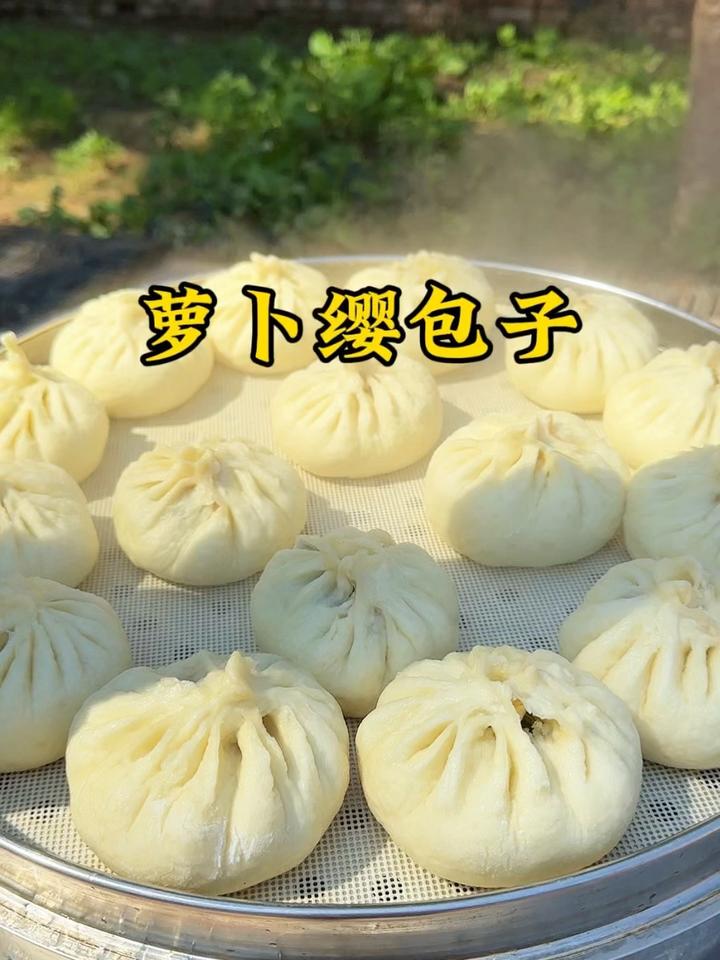 嫩绿的萝卜缨散发着清新的田园气息,咬上一口萝卜缨包子!