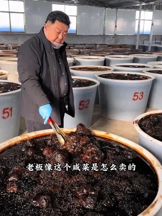 农村大爷卖咸菜68一斤比牛肉还贵,一个咸菜疙瘩300块钱 农村大爷卖咸菜68一斤比牛肉还贵