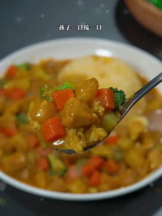 在大米中淋入三个鸡蛋液搅拌均匀，出锅就是一道西餐厅的经典美食，连挑食的小朋友都能炫两碗~咖