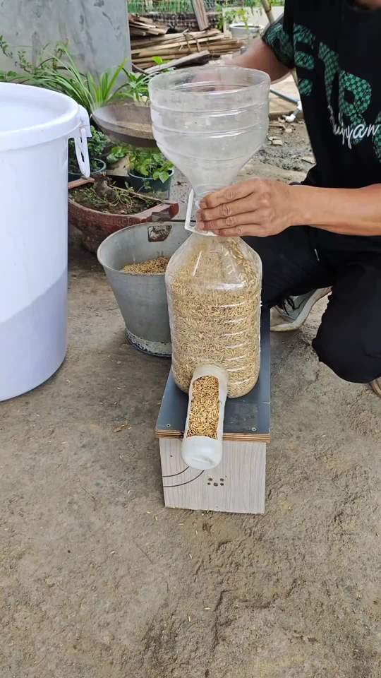 农村小伙真聪明，俩瓶子自制喂鸡神器