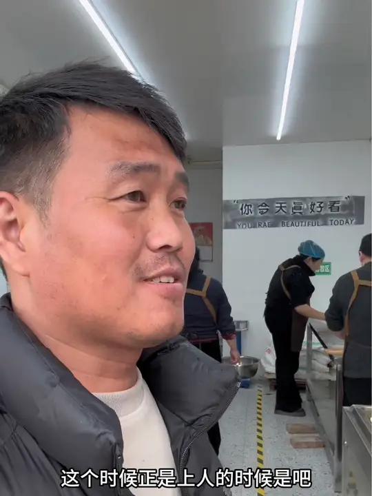 小斌去透析上午和媳妇俩人做了快两百个烧饼,晚上又把师傅请过来了争取把剩下的三百个炕完让排队