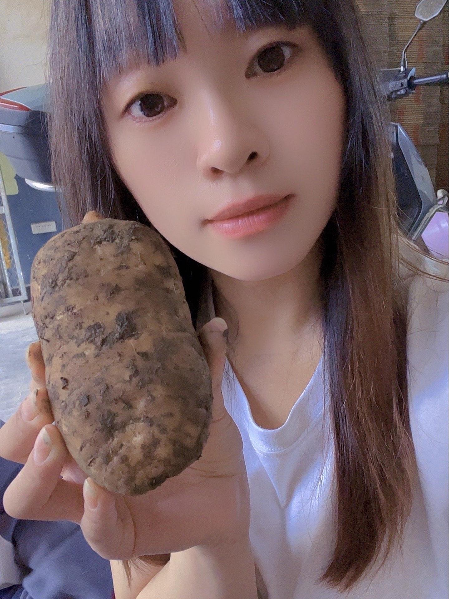 生地的天麻果然很糯,炒着粘锅,只能炸着吃,炸着都要不停的翻转,不然还是要粘锅 天麻 抖音助