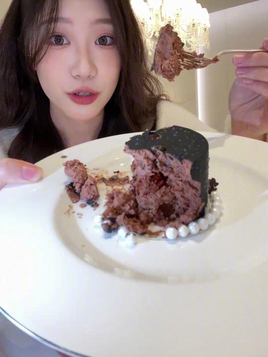 1999999元黑天鹅蛋糕！和妹妹偷敢超重吃下午茶