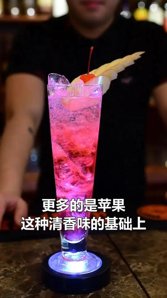 鸡尾酒小课堂_调酒师带你了解苹果之吻apple kiss鸡尾酒的酒体
