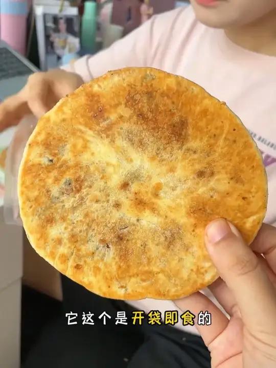 黄山的特产,梅干菜跟猪肉做的,碳烤出来的,吃起来又酥又脆又香