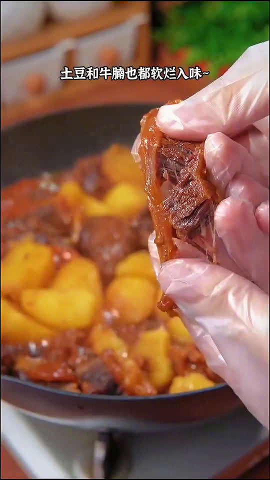 幸福午餐时刻 红烧牛肉炖土豆,做法简单,土豆软糯,牛肉软烂入味,汤汁拌饭感觉能炫3碗~