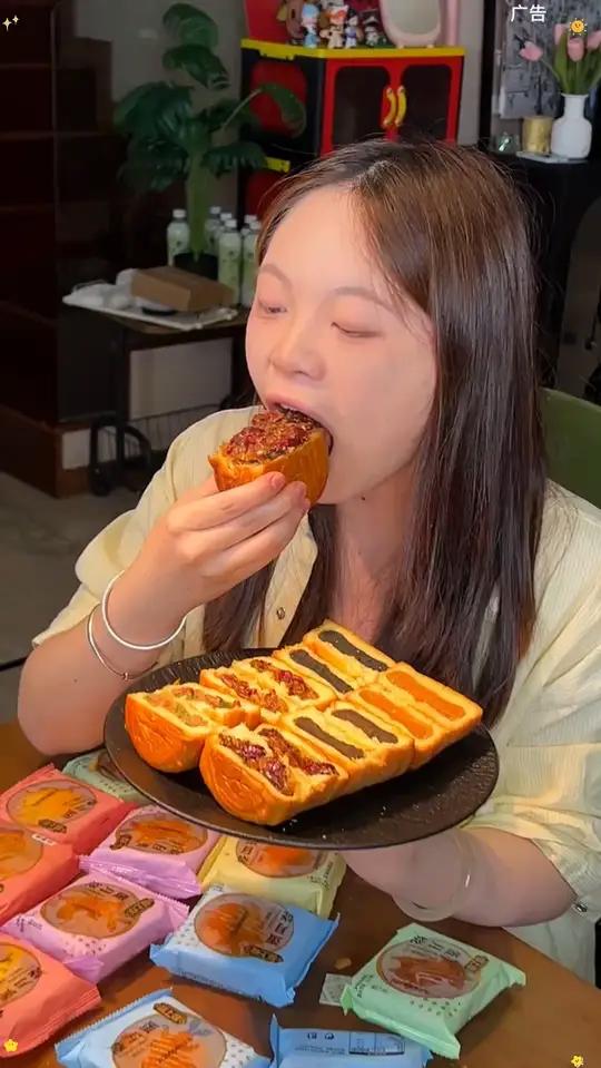 外皮像蛋糕一样松软,里面满满的馅料,吃起来松软绵密,微甜不腻