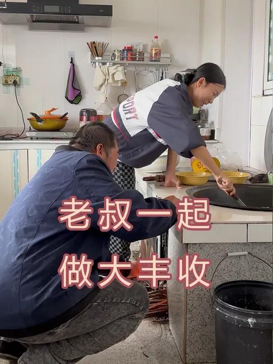 和老叔一起做饭 一顿简单的大丰收,哥两吃的还挺满足,家里要是没个女人做饭,两人又是对付一口
