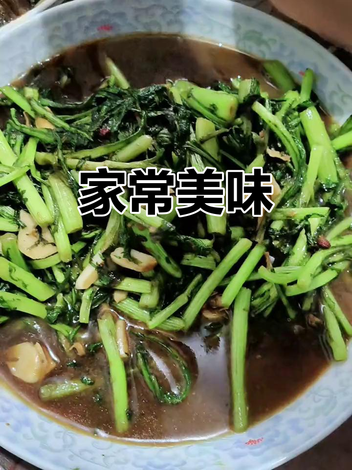 简单家常菜,香菇油菜与肥肠面搭配,香气扑鼻!