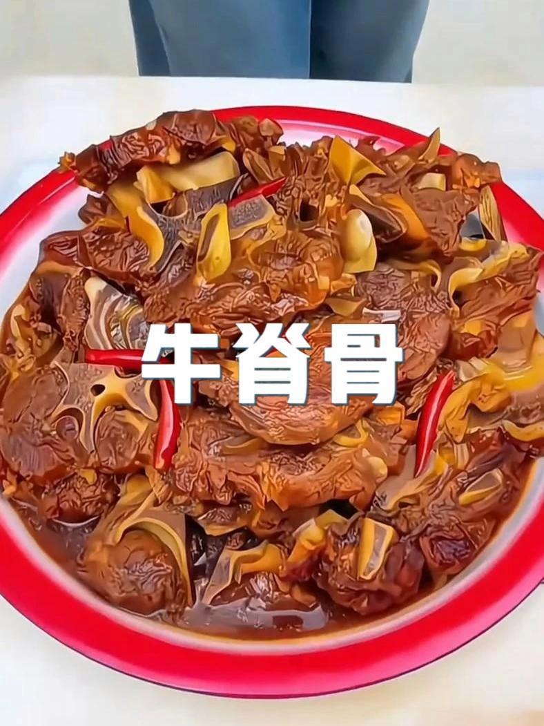 天海藏家的原切牛脊骨,个个都是原切牛脊骨,每一块都是很厚实的,有筋有肉的,老好吃了。幸亏前