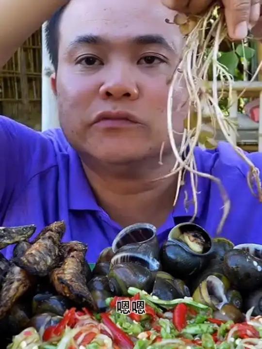 烤鲶鱼小黑螺酸辣凉拌木瓜丝豆角 泰国主播吃美食视频内容启发搜索泰国有哪些神奇美食泰国大叔泰