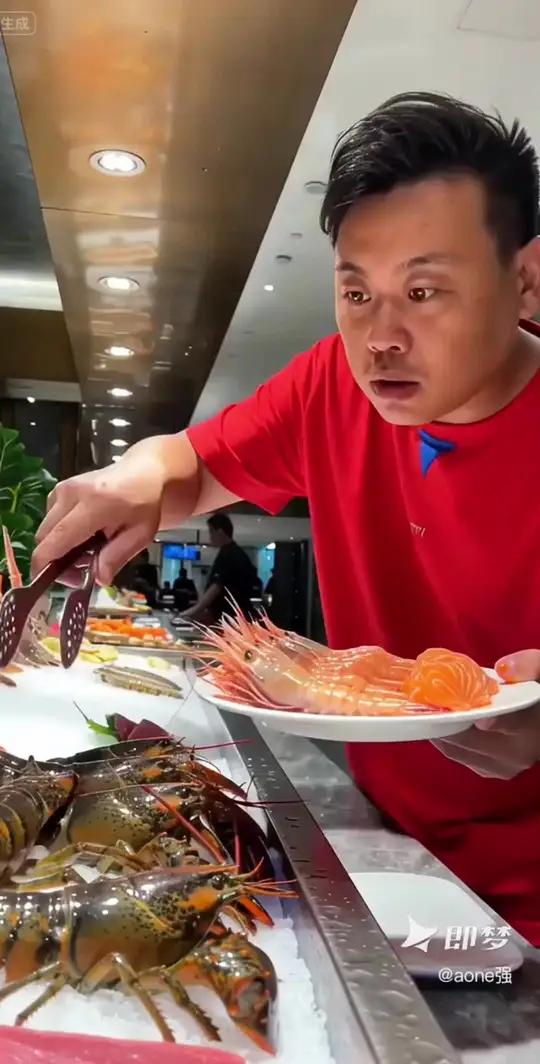 #同城精选 #帝王蟹吃波士顿龙虾 #吃大龙虾的快乐 #自助餐 来吃自助餐喽!