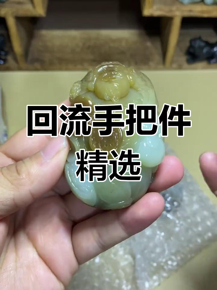 新疆回流手把件,油润度十足的青白种财神与大白菜