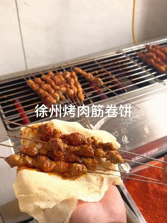 烤肉筋制作教程 徐州烤肉筋用的是猪肉加牛油，因为有牛油吃着才非常香，这个适合夜市，摆摊，景