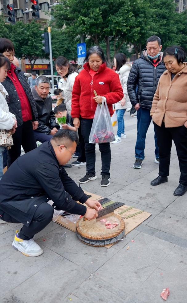 桃子进城摆摊卖菜刀,大爷突然上演激将法,重庆老爷子果真有趣!